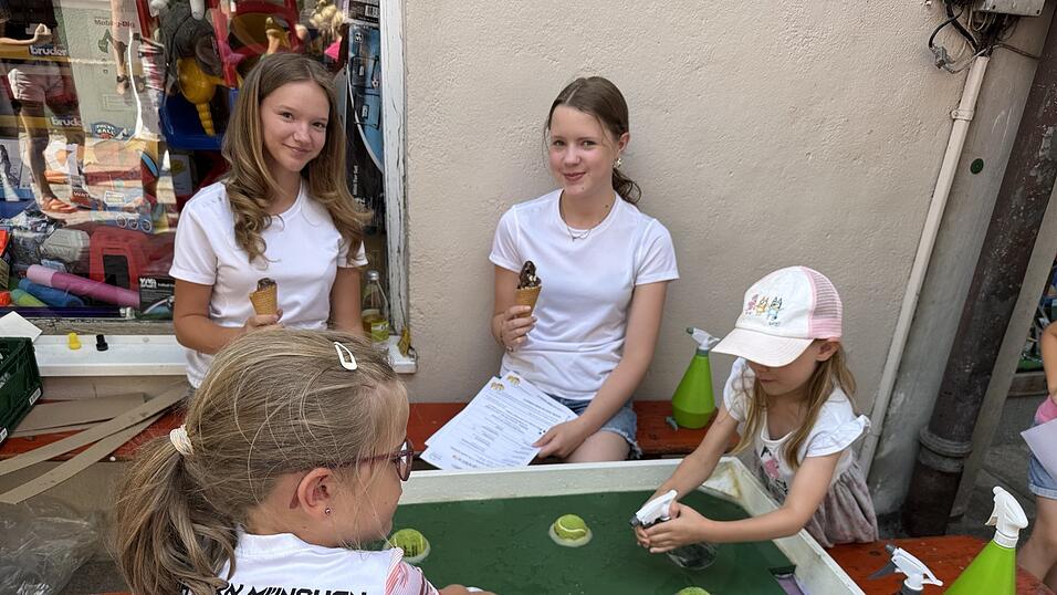 Leni Schütz und Antonia Engl erfrischten sich mit einem Eis, während Nina und Romy, voll im „Fußballfieber“ beim Tennisclub Viechtach waren. Leni Schütz und Antonia Engl erfrischten sich mit einem Eis, während Nina und Romy, voll im „Fußballfieber“ beim Tennisclub Viechtach waren.