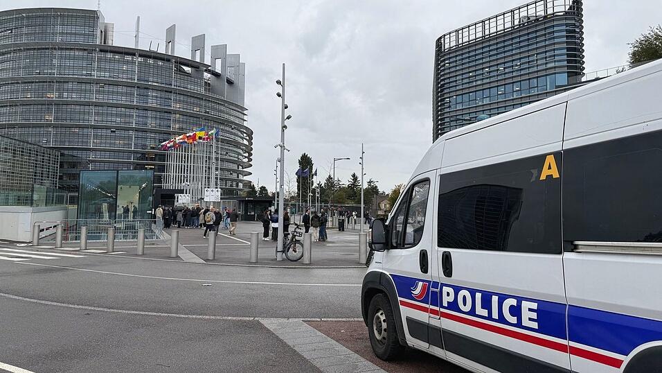 Mitglieder der ehemaligen ID-Fraktion sollen nach einem Parlamentsbericht in der vergangenen Legislaturperiode mindestens 4,3 Millionen Euro aus EU-Mitteln missbräuchlich verwendet haben. Mitglieder der ehemaligen ID-Fraktion sollen nach einem Parlamentsbericht in der vergangenen Legislaturperiode mindestens 4,3 Millionen Euro aus EU-Mitteln missbräuchlich verwendet haben.