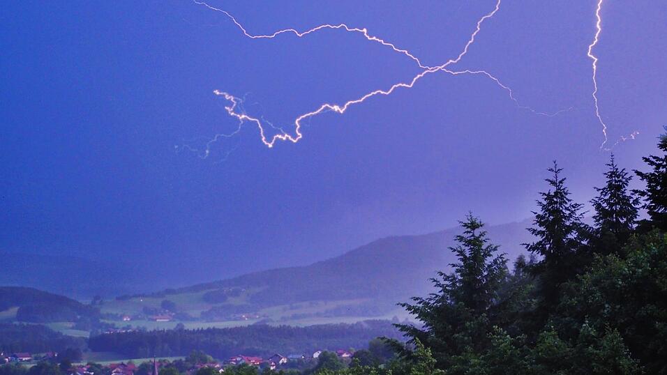 Blitze erleuchten den Himmel bei Haibach.