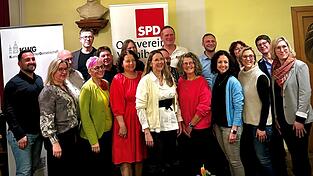 Am 22. Januar haben SPD und KWG im Gsellnhaus den Kommunalwahlkampf eröffnet. Am 17. Januar war Annika Hagn von ihrem Amt als Vorsitzende des Vilsbiburger SPD-Ortsvereins zurückgetreten. Sibylle Entwistle (vorn, Mitte) war damals amtierende Bürgermeisterin mit SPD-Parteibuch. Ruth Müller (links daneben) gab sich zuversichtlich. Martina Strohhofer (vorn, Vierte von rechts) und Kathrin Grimm (vorn, Zweite von rechts) waren damals schon im Stadtrat. Strohhofer war zu diesem Zeitpunkt noch zweite Vorsitzende des SPD-Ortsvereins. Am 22. Januar haben SPD und KWG im Gsellnhaus den Kommunalwahlkampf eröffnet. Am 17. Januar war Annika Hagn von ihrem Amt als Vorsitzende des Vilsbiburger SPD-Ortsvereins zurückgetreten. Sibylle Entwistle (vorn, Mitte) war damals amtierende Bürgermeisterin mit SPD-Parteibuch. Ruth Müller (links daneben) gab sich zuversichtlich. Martina Strohhofer (vorn, Vierte von rechts) und Kathrin Grimm (vorn, Zweite von rechts) waren damals schon im Stadtrat. Strohhofer war zu diesem Zeitpunkt noch zweite Vorsitzende des SPD-Ortsvereins.
