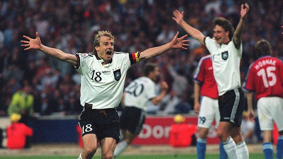 London, 30. Juni 1996 | Kapit&auml;n J&uuml;rgen Klinsmann (l.) und sein Sturmpartner Marco Bode (r.) rennen mit ausgebreiteten Armen jubelnd &uuml;ber den Rasen des Wembleystadions. Deutschland gewinnt gegen Tschechien durch ein Golden Goal in der Verl&auml;ngerung mit 2:1 und erk&auml;mpft den EM-Titel zum drittenmal.