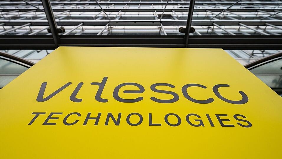 Der Schriftzug von 'Vitesco Technologies' steht auf einem Schild vor dem Werksgel&auml;nde.