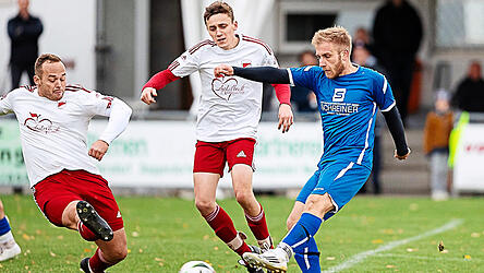 F&uuml;r Christoph Stoiber (in blau) und den SV Haidlfing ist der direkte Wiederaufstieg nicht das Ziel, doch &bdquo;wenn es f&uuml;r uns reichen sollte, nehmen wir den Erfolg logischerweise gerne an&ldquo;, so der Spielertrainer.