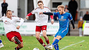 Für Christoph Stoiber (in blau) und den SV Haidlfing ist der direkte Wiederaufstieg nicht das Ziel, doch „wenn es für uns reichen sollte, nehmen wir den Erfolg logischerweise gerne an“, so der Spielertrainer. Für Christoph Stoiber (in blau) und den SV Haidlfing ist der direkte Wiederaufstieg nicht das Ziel, doch „wenn es für uns reichen sollte, nehmen wir den Erfolg logischerweise gerne an“, so der Spielertrainer.