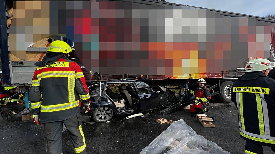 Der Fahrer wurde schwer verletzt in ein Krankenhaus gebracht.