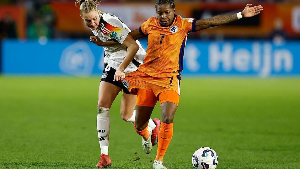Lineth Beerensteyn (r), hier gegen DFB-Vizekapitänin Janina Minge, stellte ihre Treffsicherheit unter Beweis. Lineth Beerensteyn (r), hier gegen DFB-Vizekapitänin Janina Minge, stellte ihre Treffsicherheit unter Beweis.