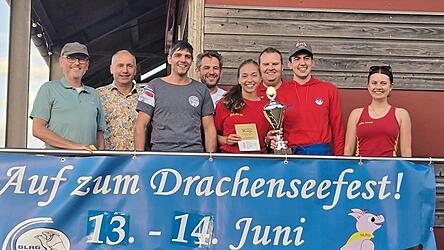 Die Teilnehmer des Kanurennens gemeinsam mit Vorsitzendem Tobias K&ouml;gler
