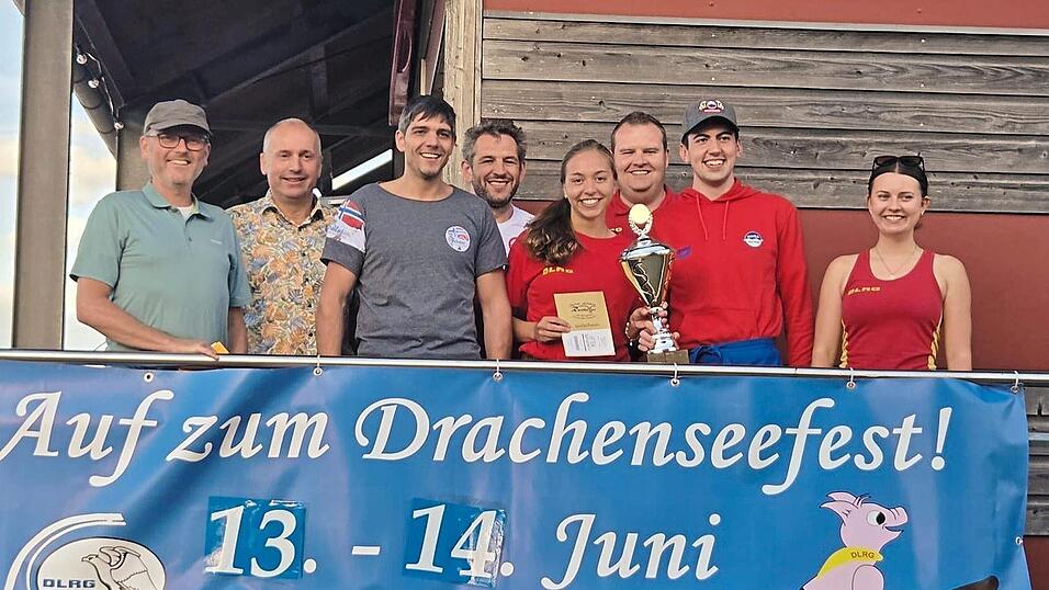 Die Teilnehmer des Kanurennens gemeinsam mit Vorsitzendem Tobias K&ouml;gler