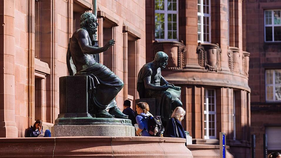 Die Universität Freiburg gehört zu den Hochschulen, die künftig den Titel «Exzellenzuniversität» tragen darf. Die Universität Freiburg gehört zu den Hochschulen, die künftig den Titel «Exzellenzuniversität» tragen darf.