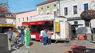 Auf dem Kötztinger Wochenmarkt sind die Wührs seit 2001 vertreten und haben viele Kunden.