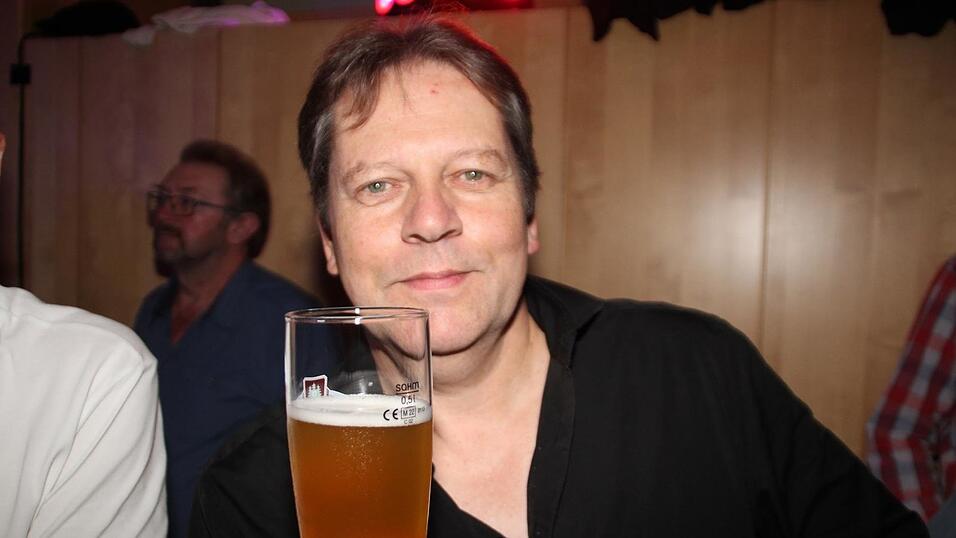 Mit Musik, Getränken und guter Gesellschaft war es ein Mal mehr ein unvergesslicher Eskara-Abend. Mit Musik, Getränken und guter Gesellschaft war es ein Mal mehr ein unvergesslicher Eskara-Abend.