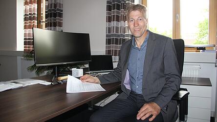 Anton Sporrer f&uuml;hlt sich bereits wohl an seinem neuen Arbeitsplatz im B&uuml;rgermeisterzimmer.