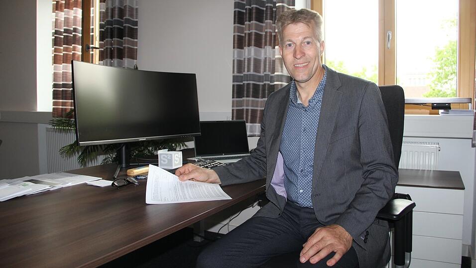 Anton Sporrer f&uuml;hlt sich bereits wohl an seinem neuen Arbeitsplatz im B&uuml;rgermeisterzimmer.