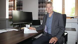Anton Sporrer f&uuml;hlt sich bereits wohl an seinem neuen Arbeitsplatz im B&uuml;rgermeisterzimmer.