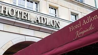 Das Hotel-Adlon soll verkauft werden. (Archivbild) Das Hotel-Adlon soll verkauft werden. (Archivbild)