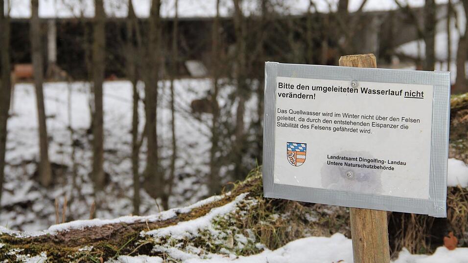 Mit einem Schild wird darauf hingewiesen, dass der Wasserlauf am 'Wachsenden Felsen' nicht verändert werden darf. Doch längst nicht alle halten sich daran. Mit einem Schild wird darauf hingewiesen, dass der Wasserlauf am 'Wachsenden Felsen' nicht verändert werden darf. Doch längst nicht alle halten sich daran.