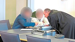 Der 63-jährige Angeklagte, hier mit seinem Dolmetscher (links) und seinem Verteidiger Tom Wimmer, gibt den sexuellen Missbrauch zu, bestreitet aber die Vergewaltigung der Zwölfjährigen.