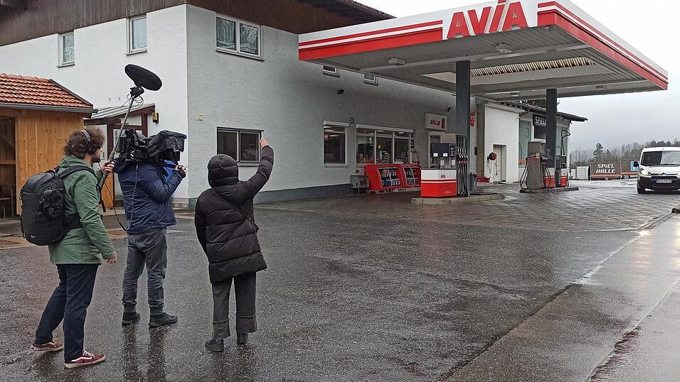 Das dreik&ouml;pfige BR-Filmteam bei der Viechtacher Avia-Tankstelle. In der kleinen H&uuml;tte links steht der Mystery-Pack-Automat.