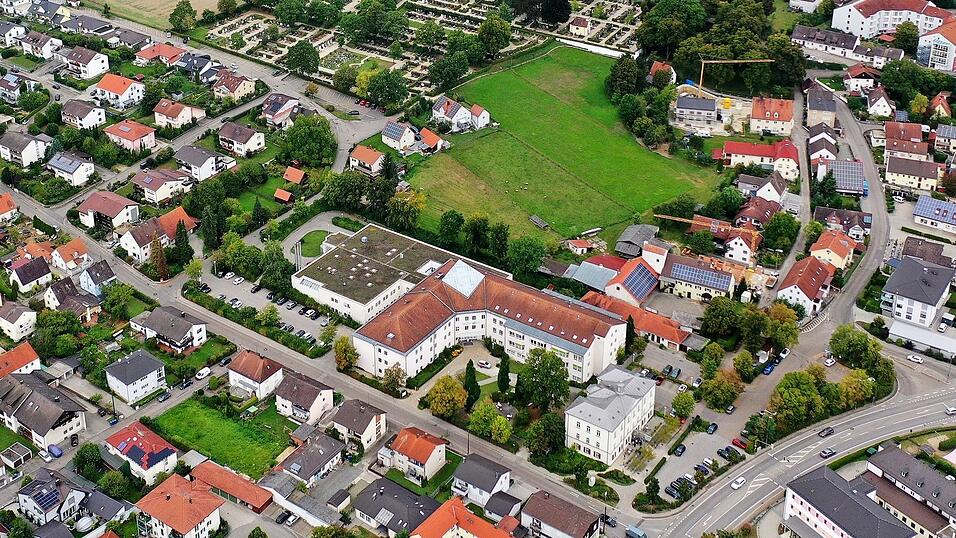 Wenn es nach den Liberalen im Kelheimer Kreistag geht, sollte der Landkreis Kelheim die Kooperation mit Pfaffenhofen bei der Ilmtalklinik beenden und eine eigene Krankenhaus GmbH mit den Kliniken in Mainburg (unser Bild) und Kelheim gründen. Wenn es nach den Liberalen im Kelheimer Kreistag geht, sollte der Landkreis Kelheim die Kooperation mit Pfaffenhofen bei der Ilmtalklinik beenden und eine eigene Krankenhaus GmbH mit den Kliniken in Mainburg (unser Bild) und Kelheim gründen.