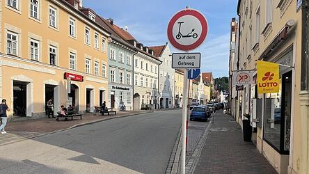 Vor dem Tabakladen an der Zweibrückenstraße wurde vor Kurzem ein E-Roller-Verbotsschild angebracht. Das Problem scheint es aber nicht zu beheben.
