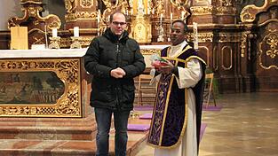 Pfarrgemeinderatsvorsitzende Simon Piller (l.) hieß den neuen Pfarrvikar willkommen. Pfarrgemeinderatsvorsitzende Simon Piller (l.) hieß den neuen Pfarrvikar willkommen.