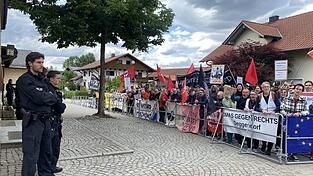 Mit Sicherheitsabstand standen die Gegendemonstranten vor dem Gasthaus Neumeier.