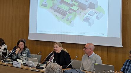 Die bestehende Kreisklinik ist im Hintergrund der Grafik zu sehen. Das Geb&auml;ude davor mit den gr&uuml;nen Dachfl&auml;chen ist der geplante Neubau.