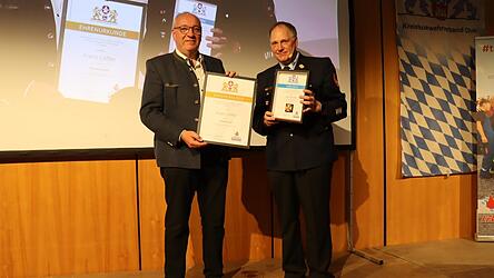 Der ehemalige Landrat Franz L&ouml;ffler wurde zum Ehrenmitglied des Kreisfeuerwehrverbandes ernannt und mit dem Feuerwehrehrenkreuz in Gold/Gold ausgezeichnet.