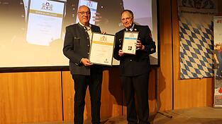 Der ehemalige Landrat Franz L&ouml;ffler wurde zum Ehrenmitglied des Kreisfeuerwehrverbandes ernannt und mit dem Feuerwehrehrenkreuz in Gold/Gold ausgezeichnet.