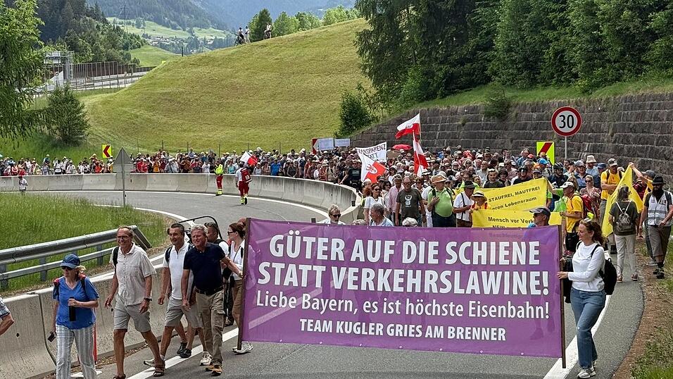 Menschen reisten mit Bahn und Fahrrädern zu dem Protest an. Menschen reisten mit Bahn und Fahrrädern zu dem Protest an.