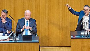 Soll ÖVP-Kanzler Christian Stocker (M.) weiter mit der SPÖ unter Andreas Babler (l.) regieren oder mit der FPÖ von Herbert Kickl (r.) ? Die Meinungen darüber gehen in seiner Partei auseinander. Soll ÖVP-Kanzler Christian Stocker (M.) weiter mit der SPÖ unter Andreas Babler (l.) regieren oder mit der FPÖ von Herbert Kickl (r.) ? Die Meinungen darüber gehen in seiner Partei auseinander.
