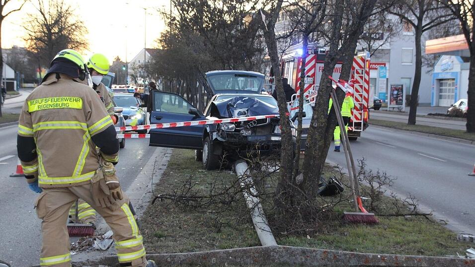 Bei einem Unfall in Regensburg am Sonntag fuhr ein Autofahrer gegen einen Laternenmast, der in der Folge umstürzte. Bei einem Unfall in Regensburg am Sonntag fuhr ein Autofahrer gegen einen Laternenmast, der in der Folge umstürzte.