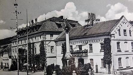 Das Hotel Zur Post mit dem angrenzenden Geb&auml;ude, in dem sich die Postkutschenstation befand. Die Aufnahme wurde etwa 1940 gemacht.