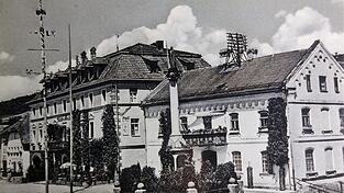 Das Hotel Zur Post mit dem angrenzenden Gebäude, in dem sich die Postkutschenstation befand. Die Aufnahme wurde etwa 1940 gemacht. Das Hotel Zur Post mit dem angrenzenden Gebäude, in dem sich die Postkutschenstation befand. Die Aufnahme wurde etwa 1940 gemacht.