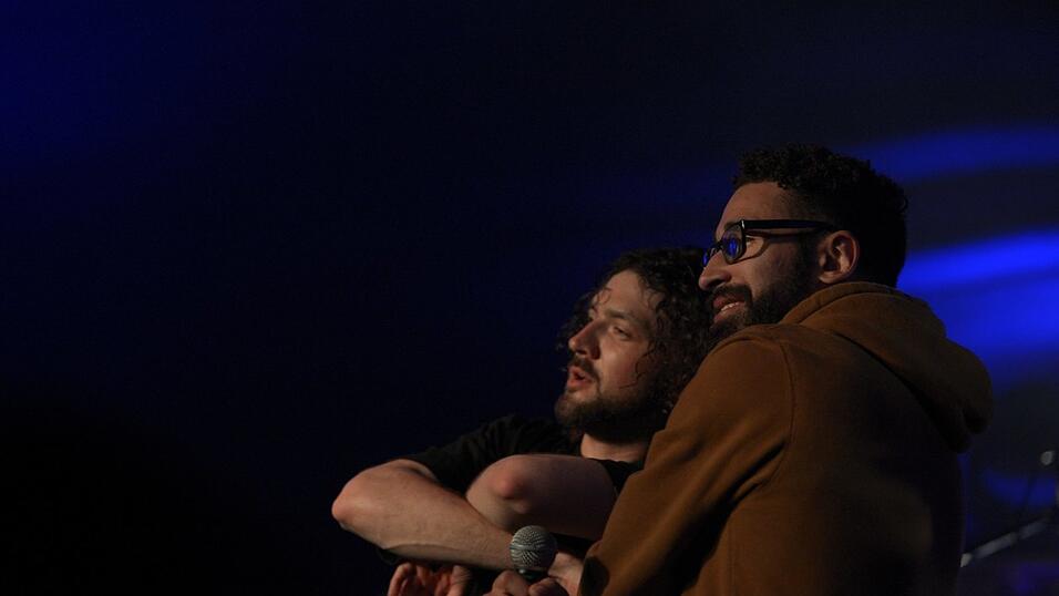 Bevor Liquid alleine auf der B&uuml;hne stand, trat er mit Demograffics f&uuml;r ein paar Songs auf.