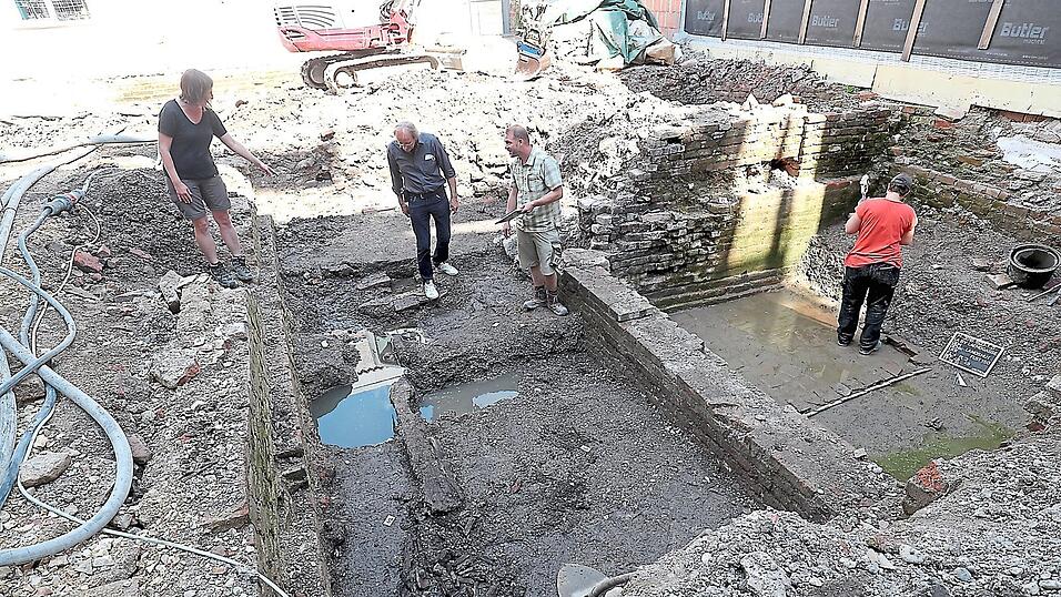 Stadtarch&auml;ologin Isabella Denk (von links), Architekt Karl Sperk und Sven Fiedler von der Firma Arctron fachsimpeln &uuml;ber die bisherigen arch&auml;ologischen Funde.