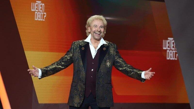 Thomas Gottschalk kommt zu Beginn der Jubil&auml;umsshow 'Wetten, dass..?' auf die B&uuml;hne.
