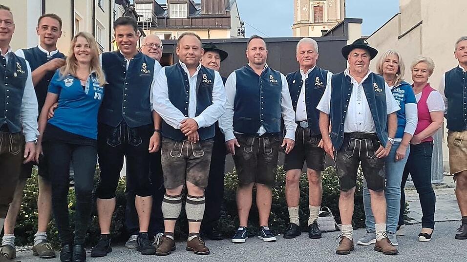 Der K&ouml;nig-Ludwig-Verein Wei&szlig;blau K&ouml;nigstreu Rohrm&uuml;nz feierte in Deggendorf den 177. Geburtstag von K&ouml;nig Ludwig II.