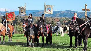 Die Prozession wurde von Kreuz und Standartenreitern angef&uuml;hrt.