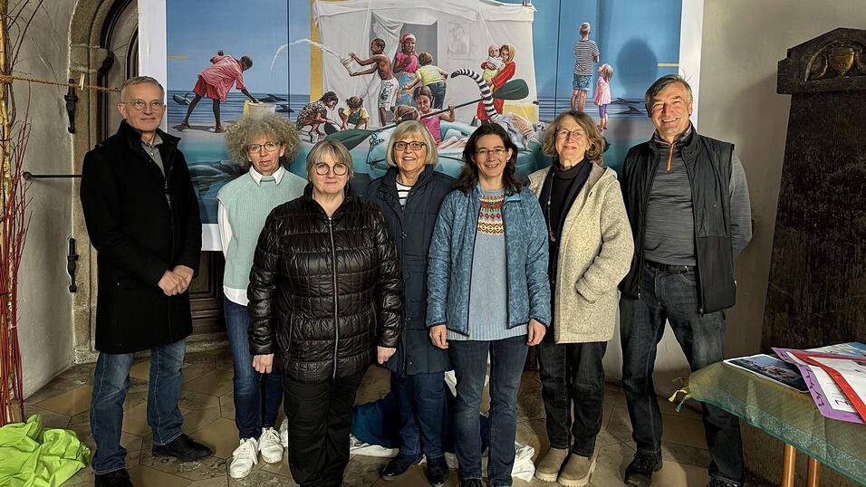 Vor dem Hungertuch: Stadtpfarrer Werner Konrad (v.l.), Christine Kauer, Anni Rankl, Josefa Dachs, Monika Baumgartner, Gabriele Atzinger