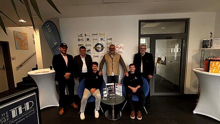 Martin Köck (hinten, v.l.), Ewald Seifert, Prof. Peter Schmieder und Konrad Schmerbeck mit Simon Peters und Florian Bogner von „Easy2Parts“