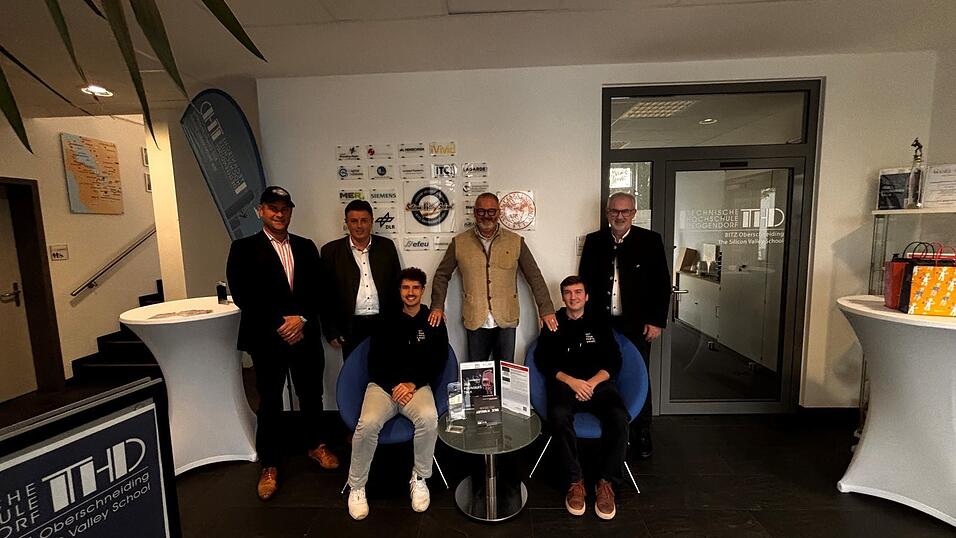 Martin Köck (hinten, v.l.), Ewald Seifert, Prof. Peter Schmieder und Konrad Schmerbeck mit Simon Peters und Florian Bogner von „Easy2Parts“ Martin Köck (hinten, v.l.), Ewald Seifert, Prof. Peter Schmieder und Konrad Schmerbeck mit Simon Peters und Florian Bogner von „Easy2Parts“