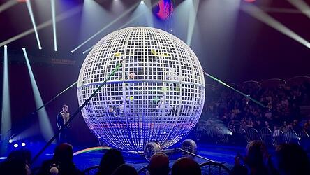 Zu f&uuml;nft fuhren die &bdquo;Globe Riders&ldquo; in einer Kugel aus Metallgittern.