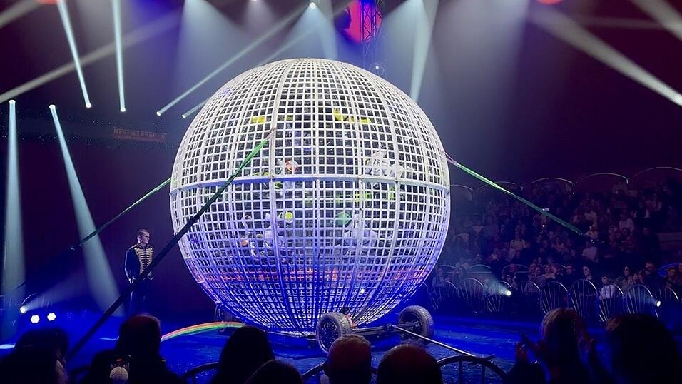 Zu fünft fuhren die „Globe Riders“ in einer Kugel aus Metallgittern. Zu fünft fuhren die „Globe Riders“ in einer Kugel aus Metallgittern.