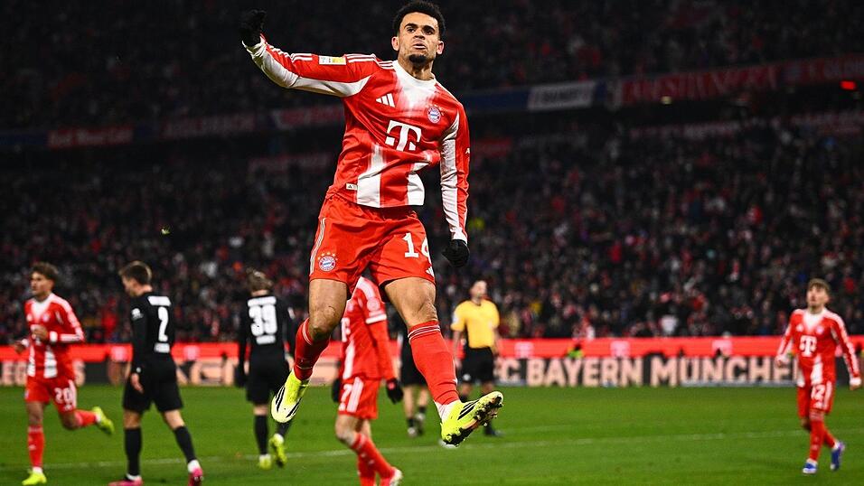 Luis D&iacute;az hebt ab beim Torjubel nach seinem Kopfball zum 2:1.