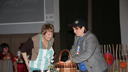 Beim Sketch &bdquo;Der Einkauf&ldquo; mit Roswitha Salzberger (links) und Resi Petermeier.