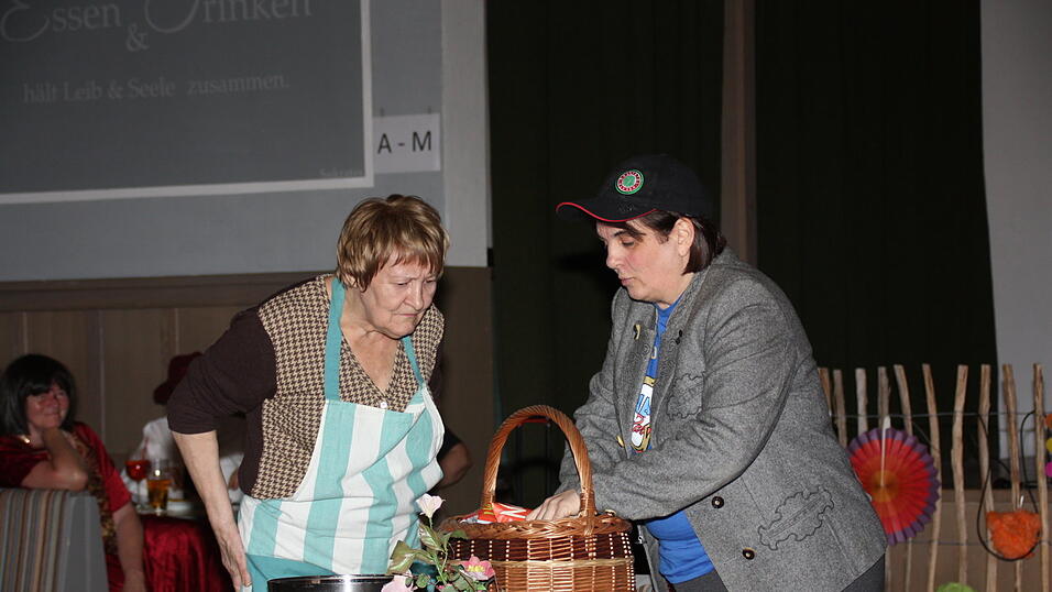 Beim Sketch &bdquo;Der Einkauf&ldquo; mit Roswitha Salzberger (links) und Resi Petermeier.