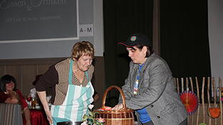 Beim Sketch &bdquo;Der Einkauf&ldquo; mit Roswitha Salzberger (links) und Resi Petermeier.