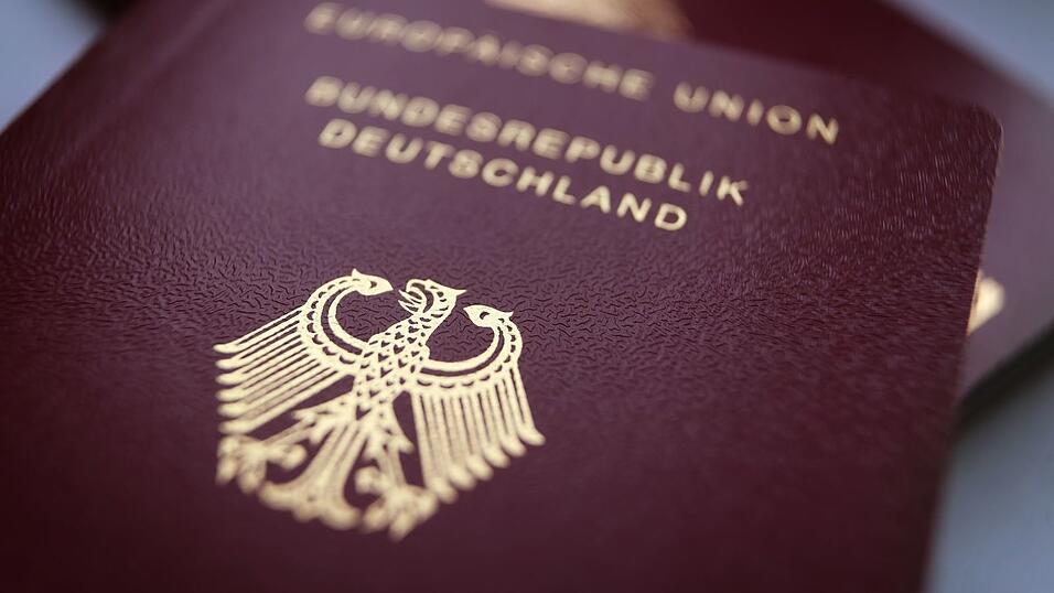 Normalerweise bekommt man nur einen Reisepass. Jetzt hat ein Gericht aber eine Ausnahme erlaubt, die einiges erleichtern könnte. (Symbolbild)