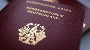 Normalerweise bekommt man nur einen Reisepass. Jetzt hat ein Gericht aber eine Ausnahme erlaubt, die einiges erleichtern könnte. (Symbolbild) Normalerweise bekommt man nur einen Reisepass. Jetzt hat ein Gericht aber eine Ausnahme erlaubt, die einiges erleichtern könnte. (Symbolbild)